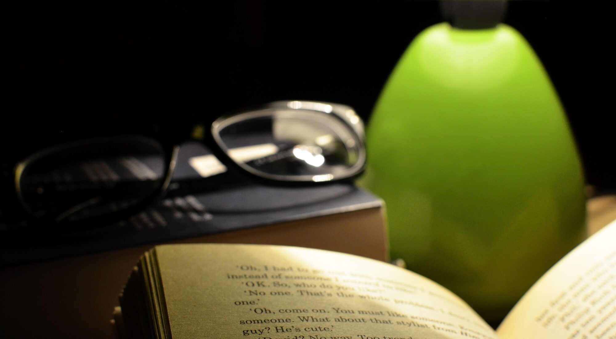 Aufgeschlagenes Buch in dunkler Atmosphäre